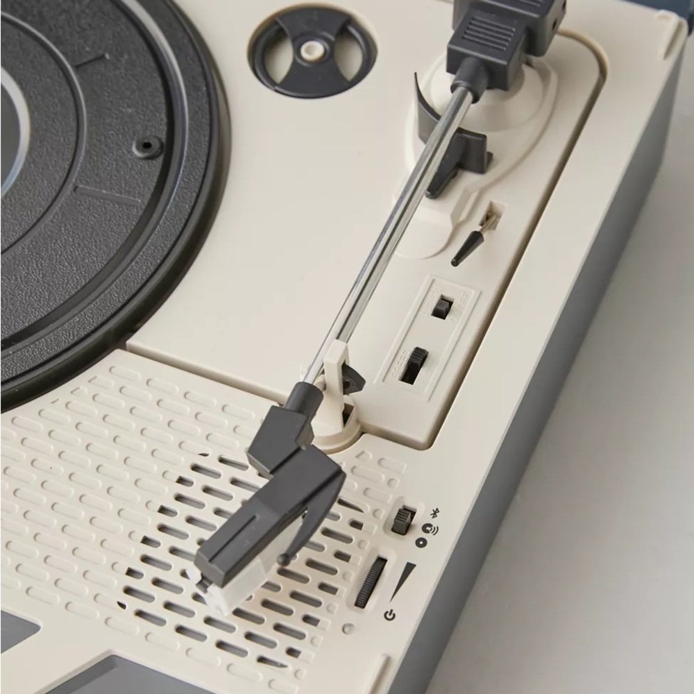 Victrola Re-Spin Bluetooth Suitcase Record Player - Picture 9 of 11